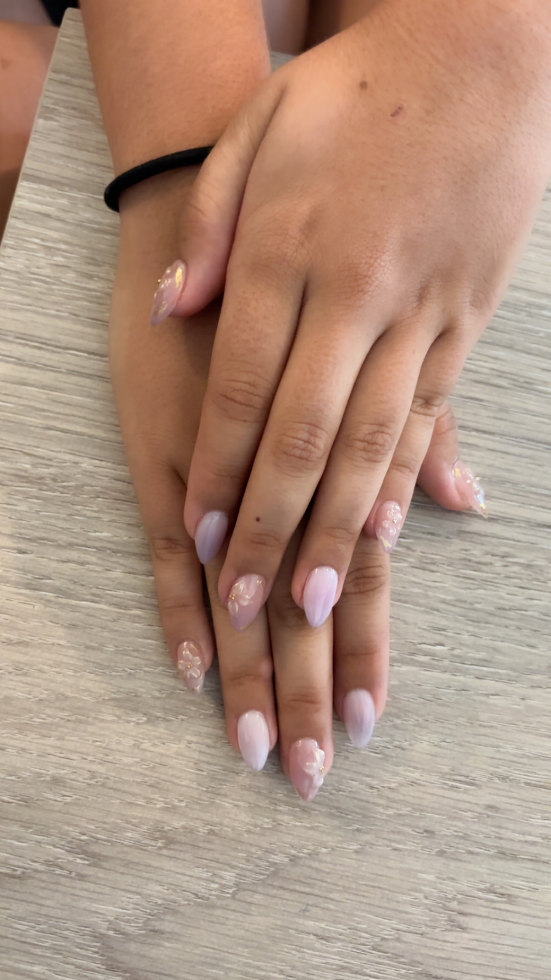 Soft lilac ombre almond nails with delicate floral details by Kulia